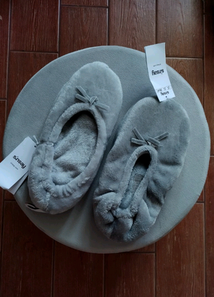 Теплі плюшеві хутряні капці тапки велюрові протиковзкі світло сірі на гумці з бантиком
