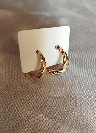 Об'ємні,стильні сережки✨