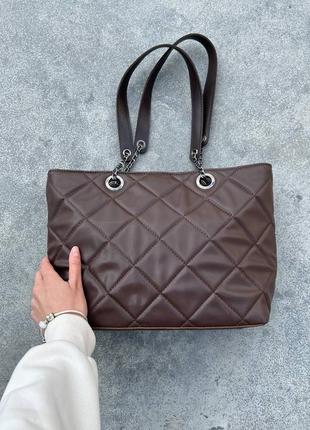 Жіноча сумка коричнева сумка на ланцюжку коричневий шопер шоппер стьобана сумка