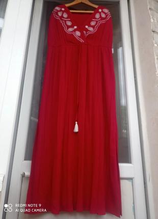 Длинное платье с вышивкой и разрезами снизу