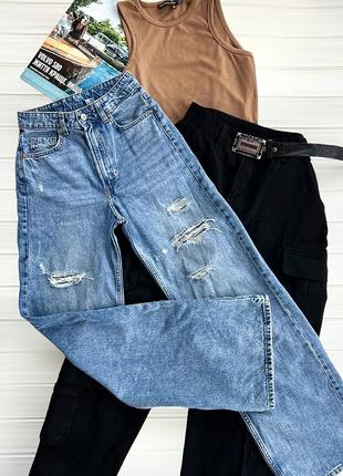 Прямые широкие рваные джинсы