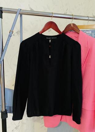Блузка черная с металлическими застежками zara оверсайз классическая офисная xs s
