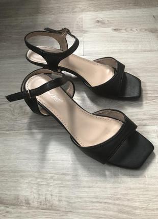 Чёрные чорні базовые базові босоножки квадратный носок босоніжки на устойчивом каблуке рюмка туфли лодочи туфлі 37 размер олд мани мані