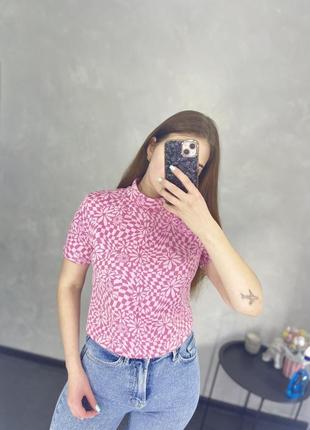 Розовая футболка с абстрактным принтом