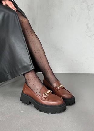 Жіночі шкіряні стильні лофери, туфлі коричневого кольору на товстій підошві