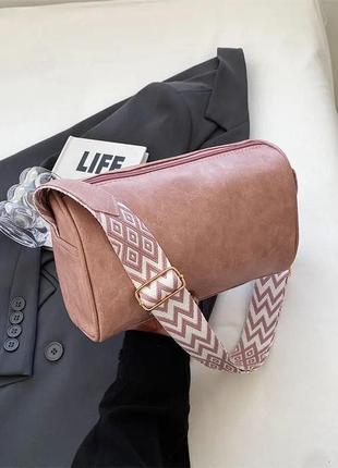 Стильна якісна рожева пудра жіноча сумка кросбоді через плече екошкіра текстильний ремінець