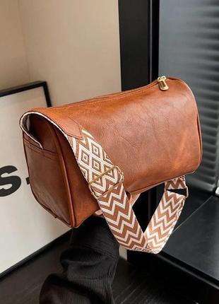 Стильна якісна коричнева карамельна жіноча сумка кросбоді через плече екошкіра текстильний ремінець