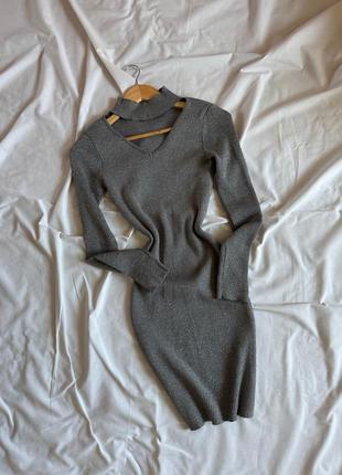 Сіра сукня в рубчик з чокером по фігурі