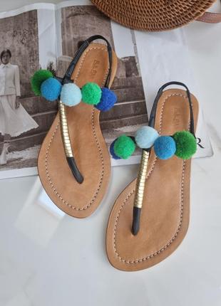Босоніжки - в'єтнамки шкіряні    з помпонами bali bali
🏷️стан нові
рр ▪️ 37