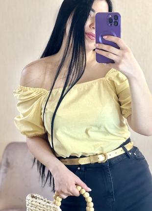 Блуза желтая с красивым вырезом