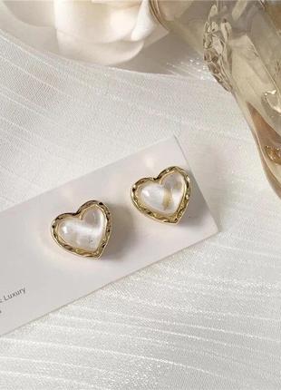 Тренд стильні золотисті жіночі сережки прозоре біле серце кульчики серьги пусети