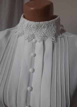 Белая винтажная блуза с высоким воротничком