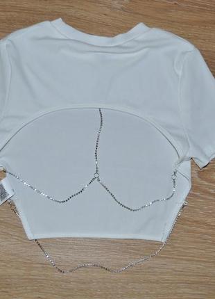 Белая укороченная футболка с цепочкой на спине shein
