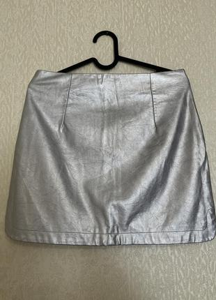 Zara мини юбка из эко кожи серебристая металлик р. s