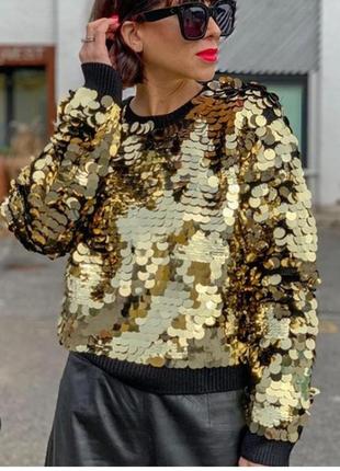 Невероятный свитер с золотыми украшениями ❤️
