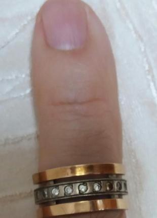 Оригинальное серебрянное кольцо с позолотой.