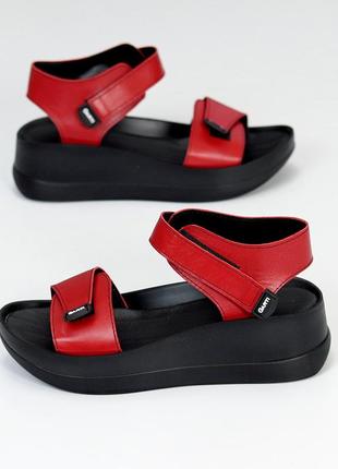 Удобные женские кожаные босоножки на платформе с липучками сандалии натуральная кожа на танкетке спортивные липучки червонн с черным