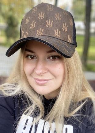 Сучасна бейсболка з сіткою.