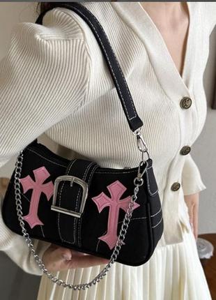 🖤 трендовая сумка багет з fashion деталями y2k, черная розовые кресты, цепочка