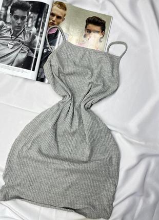 Сіра сукня в рубчик з відкритою спинкою