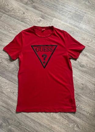 Футболка от бренда guess