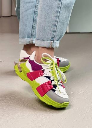 Стильні жіночі кросівки в стилі бренду кольорові на масивні підошві вставки подвійна шнурівка кроссовки женские на завышенной подошве цветные
