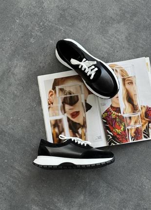 Женская кожаная обувь стильная модная пара черного белого цвета топовая модель удобные кожание кроссовки