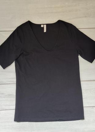 Качественная черная эластичная футболка с v вырезом