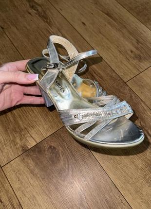 Розкішні  фірмові босоніжки італія на каблучку туфельки