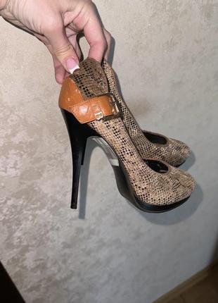 Розкішні  фірмові туфлі пітон італія на каблучку туфельки