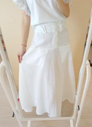 Белая льняная юбка миди