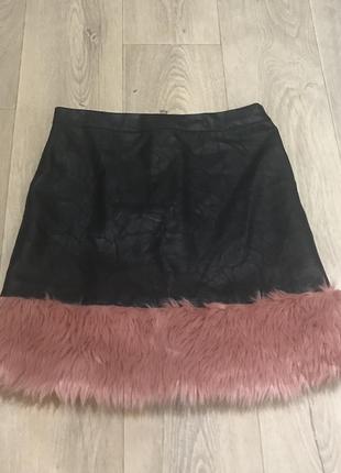 Шкіряна чорна юбка міні спідниця з рожевим хутром черная мини с розовым мехом кожаная xs