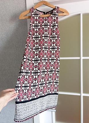Сукня пряма на літо в абстрактний принт