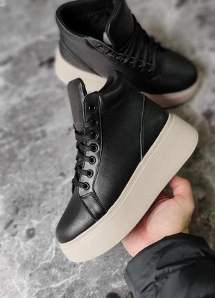 Женские зимние ботинки с мехом черный / беж
