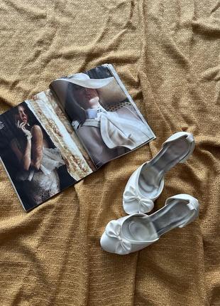 Туфлі білі з бантиками/туфлі нареченоі