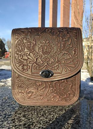 Жіноча сумка. шкірина жіноча сумочка з квітами  ручної роботи . шкірина сумочка з тисненням на плече