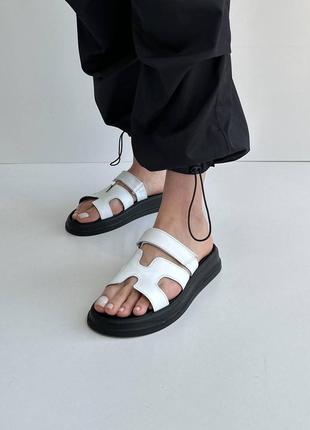 Шльопанці жіночі шкіряні, натуральна шкіра, білі з чорною підошвою