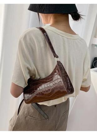 Тренд стильна жіноча сумка на плече багет екошкіра під крокодил коричнева
