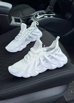 Білі жіночі літні кросівки дихаючі