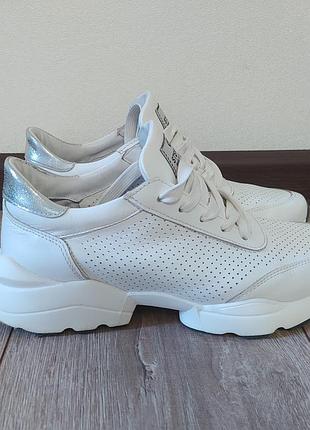 Кросівки білі шкіра