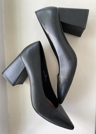 Класичні шкіряні туфлі