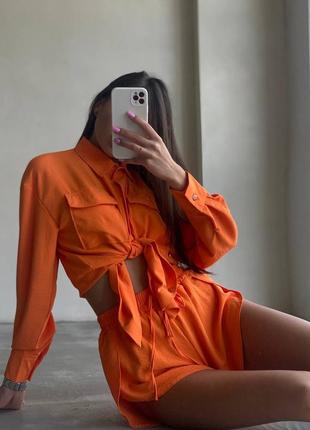 Оранжевый летний костюм жатка