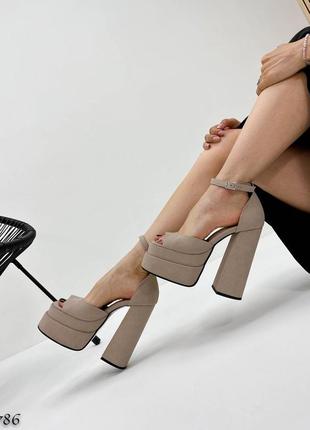 Трендовые качественные замшевые босоножки братец версаче на высоком каблуке платформе беже...
