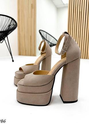 Трендовые качественные замшевые босоножки братец версаче на высоком каблуке платформе беже...