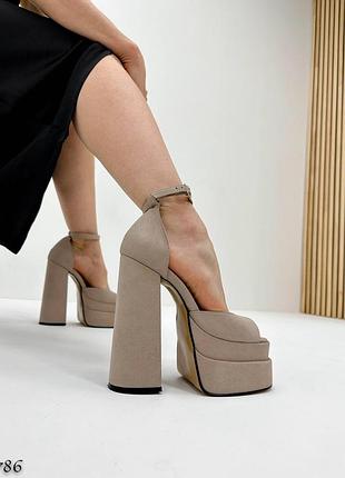 Трендовые качественные замшевые босоножки братец версаче на высоком каблуке платформе беже...