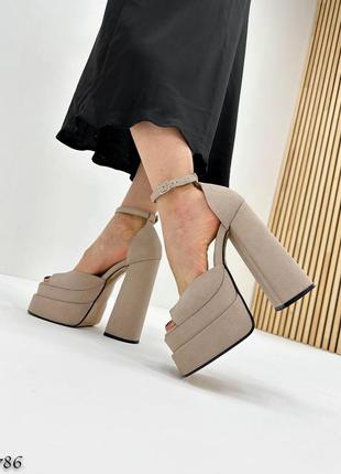 Трендовые качественные замшевые босоножки братец версаче на высоком каблуке платформе беже...
