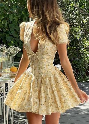 Корсетное пышное французское платье с открытым декольте