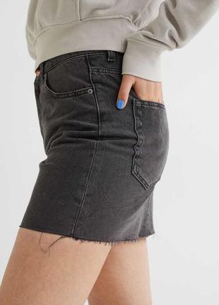 Стильна джинсова спідниця чорного кольору на ґудзиках