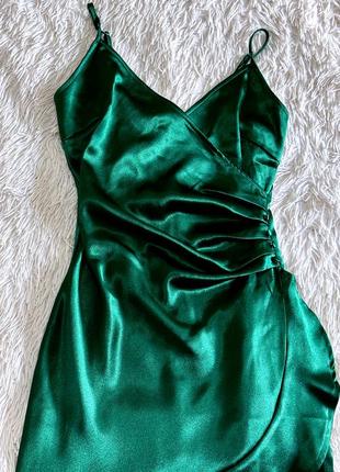 Зеленое атласное платье quiz с воланом
