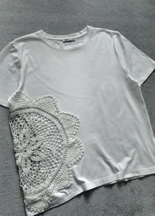 Белая футболка оверсайз с вязаным цветком